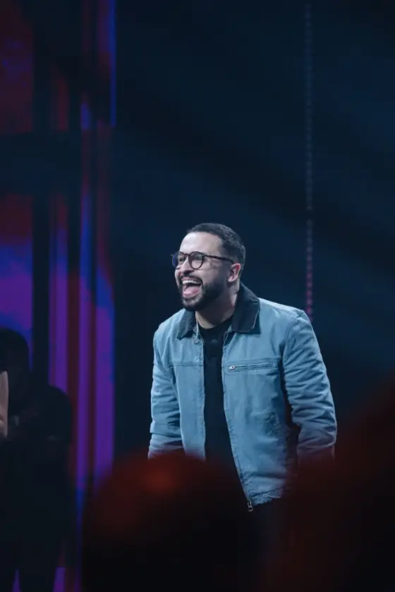 Integrante da Worsheep sorrindo no palco